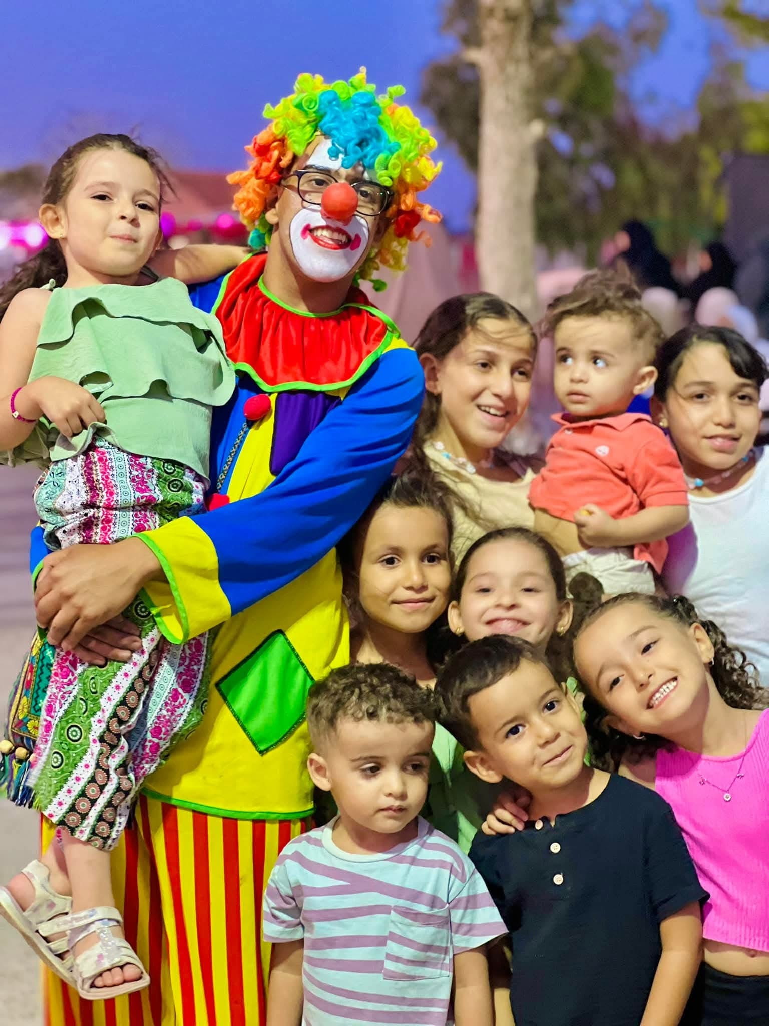 مهرج مع الأطفال